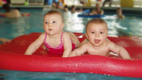 Babymatte mit zwei Babys