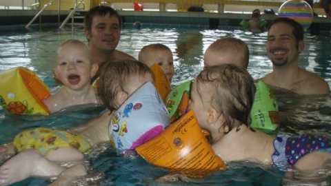 Gruppe mit Babys im Wasser