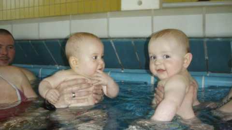 Zwei Babys am Beckenrand