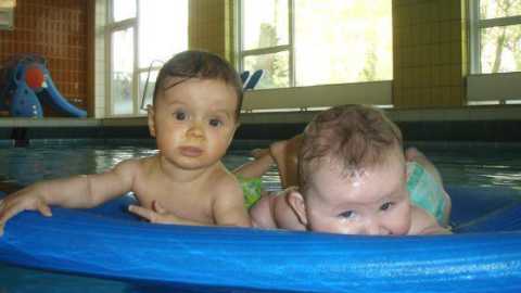 Zwei Babys Wassermatte