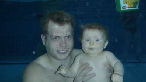 Tauchentes Baby mit Papa