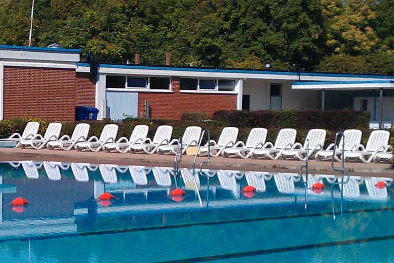 Sonnenliegen am Sprungbecken