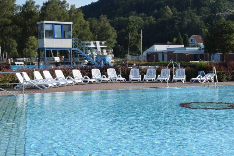 Sonnenliegen Nichtschwimmerbecken