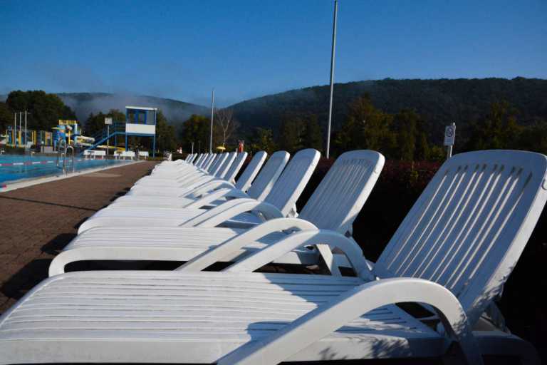 Sonnenliegen am Schwimmerbecken Blickrichtung Aufsichtsturm