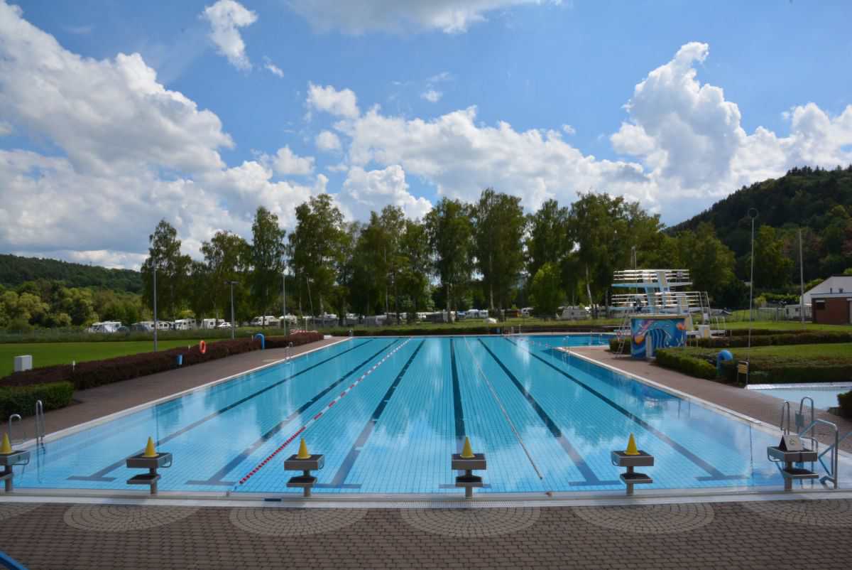 Beckenansicht Schwimmerbecken Blickrichtung Sprungturm
