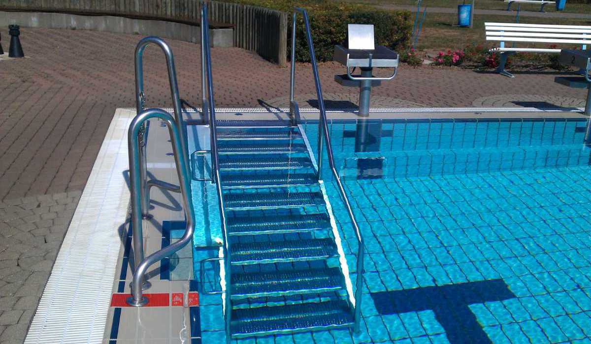 Einstiegstreppe Schwimmerbecken Freibad Wertheim
